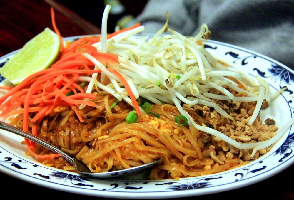 Pad thai with bean sprouts, carrots, crushed peanuts and lime